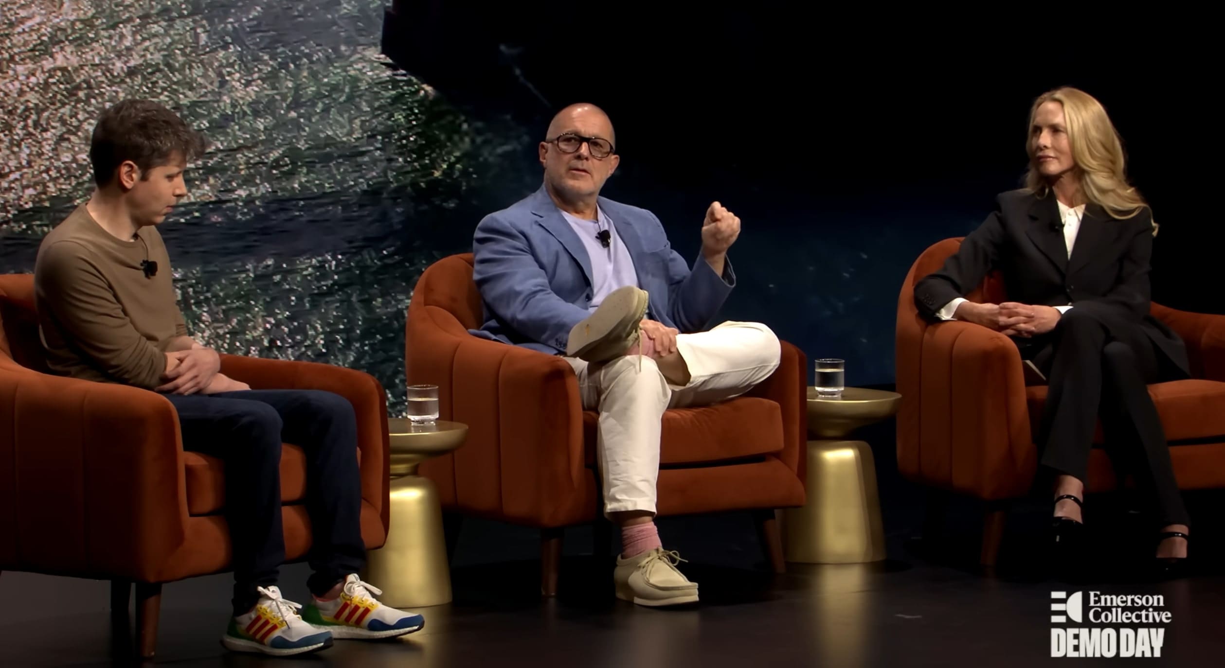 Jony Ive a Altman ohlašují první prototyp jejich nositelného AI zařízení