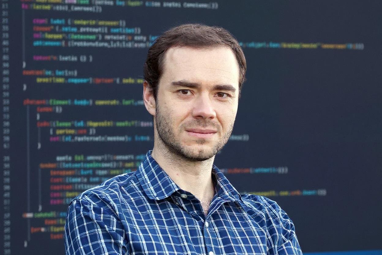 Vynálezce vibe kódování přiznává, že to nefunguje. Nový projekt kódoval ručně