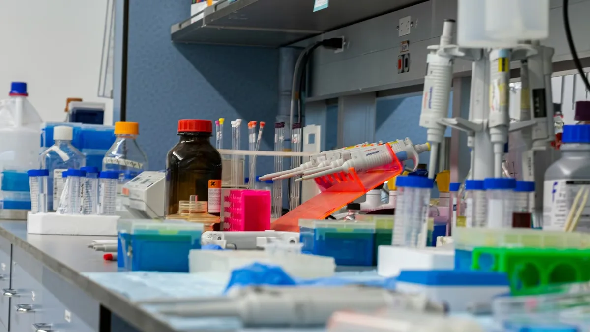 Anthropic začíná vlastní vývoj léků koupí biotechnologické firmy, kterou za zakladatele řídil Claude