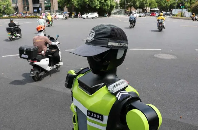 Čína nasadila robotické policisty na křižovatky. Rozdali  už přes 170 tisíc napomenutí