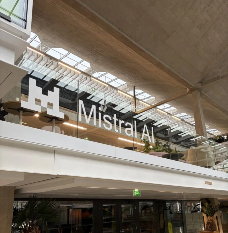 Mistral vstupuje na saúdskoarabský trh se svými otevřenými modely
