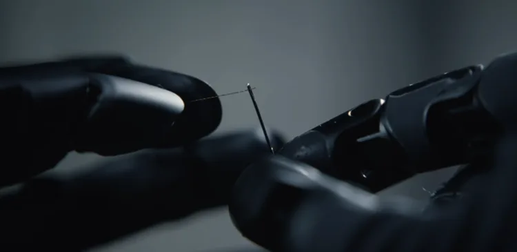 Robotická ruka OmniHand 3 Ultra drží jehlu a jemnou hedvábnou nit při vyšívání