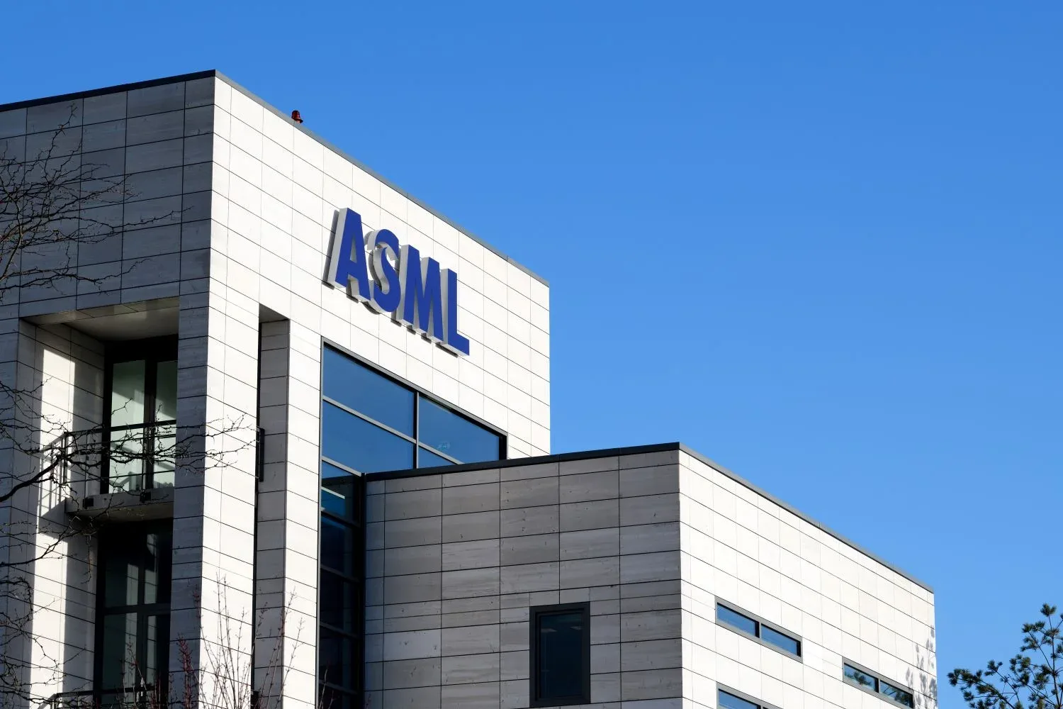Výrobce strojů na výrobu AI čipů ASML nestíhá uspokojit poptávku. Zákazníci poptávají už na rok 2030