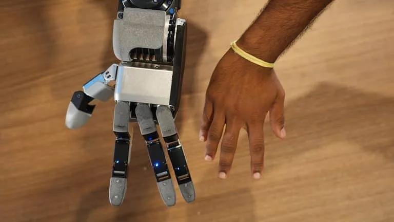 Robot Atlas dostal novou ruku se čtyřmi prsty. Zvládne vrtačku, hřebíkovačku i svářečku