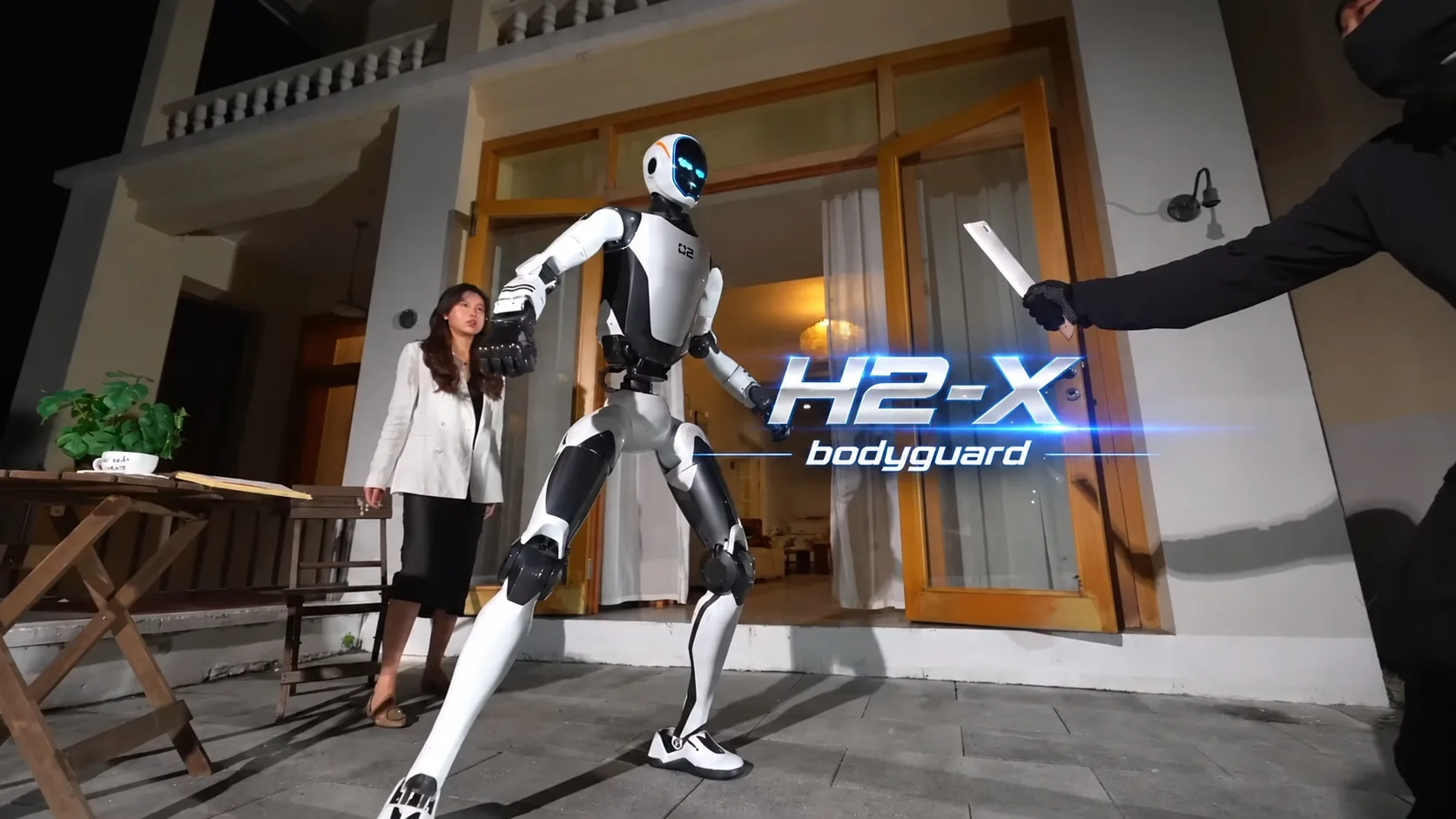 Unitree H2-X rozbíjí auta i zachraňuje lidi. Video čínského robotího bodyguarda budí rozpaky