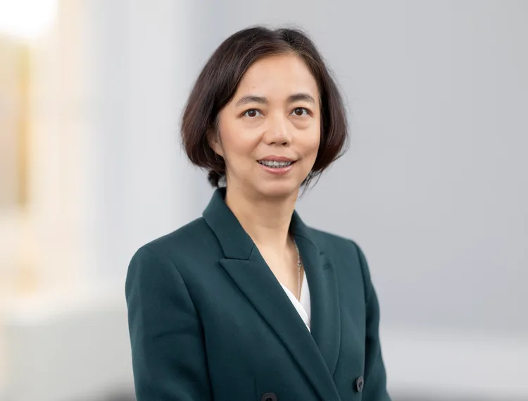 Fei-Fei Li ist eine führende Wissenschaftlerin, die als „Patin der KI“ bezeichnet wird und mit der Entwicklung der revolutionären Bilddatenbank ImageNet die Entwicklung moderner künstlicher Intelligenz und des maschinellen Sehens entscheidend beschleunigt hat