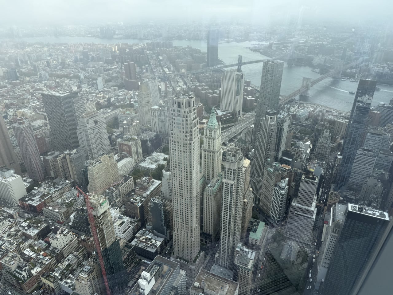 Pohled z výšky na Manhattan, Brooklyn Bridge a řeku Hudson v New Yorku