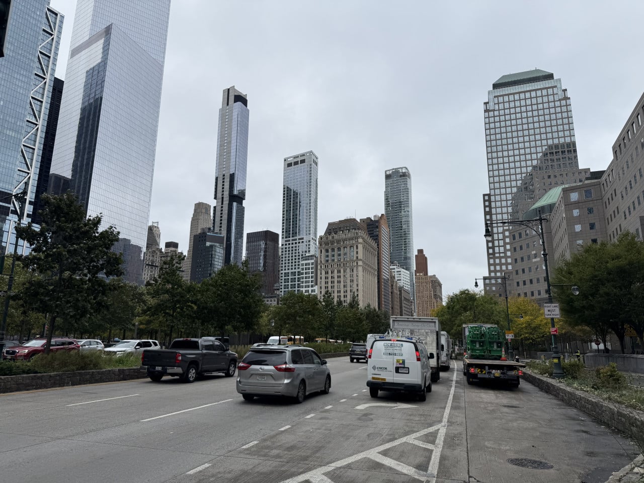 Silnice u 9/11 Memorial a mrakodrapů One World Center v Downtown Manhattanu