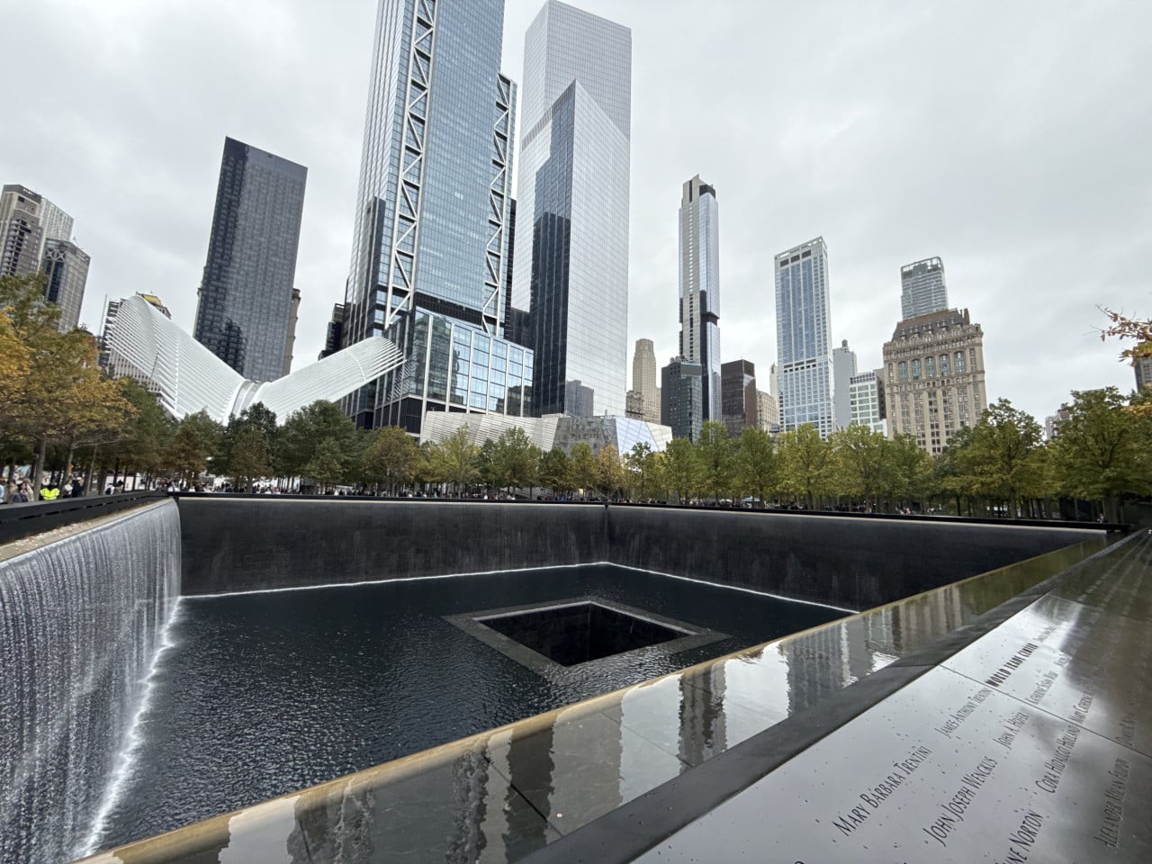 9/11 Memorial s vodními bazény a mrakodrapy One World Center v New Yorku