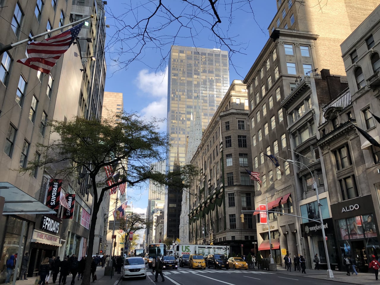 Ulice Dolního Manhattanu s americkými vlajkami a One World Center v pozadí