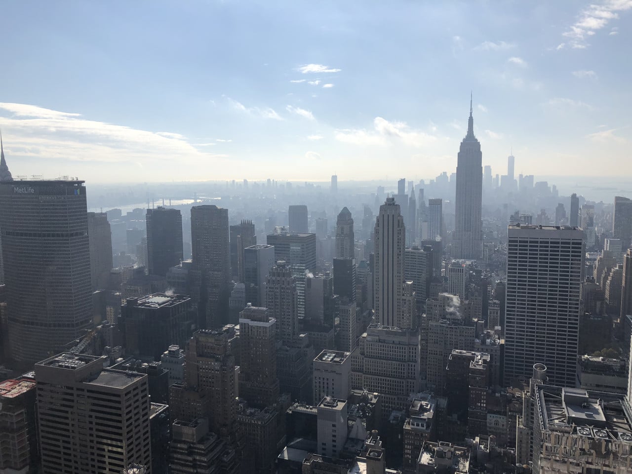Panorama Manhattanu s Empire State Building a mrakodrapy v oparu.