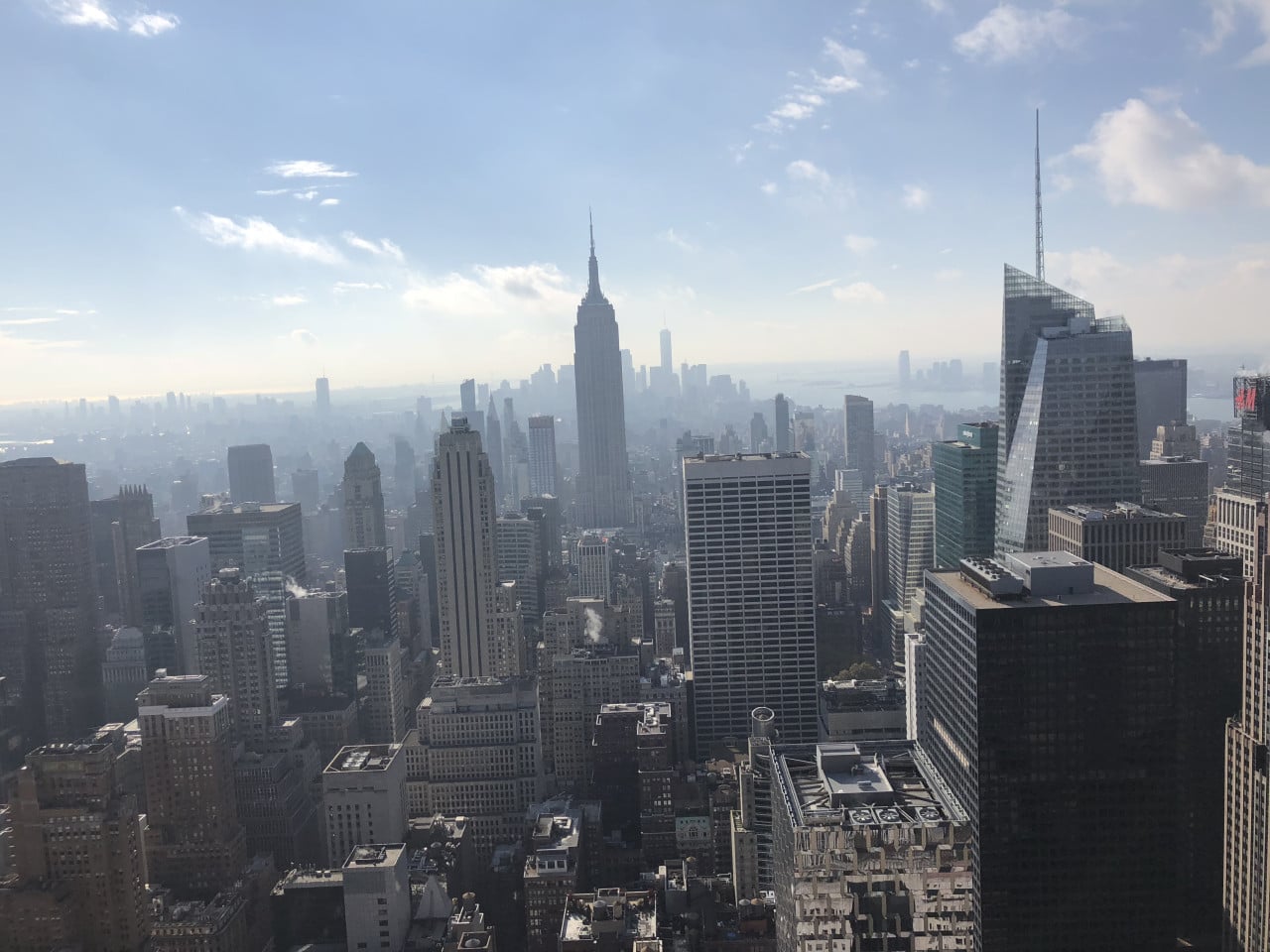 Panorama Manhattanu s Empire State Building a mrakodrapy v oparu.