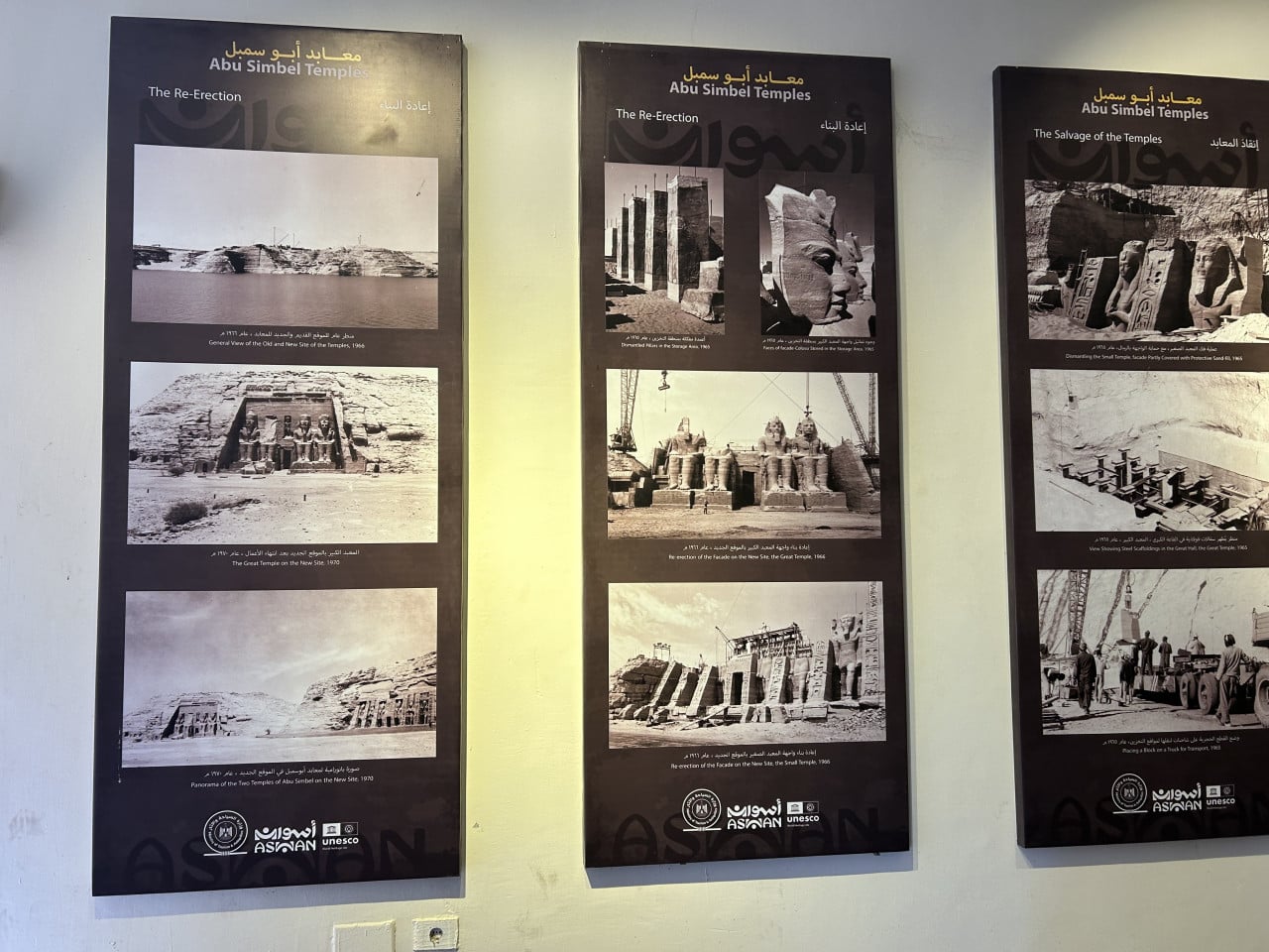Tři informační panely o přemístění chrámů Abu Simbel s historickými fotografiemi.