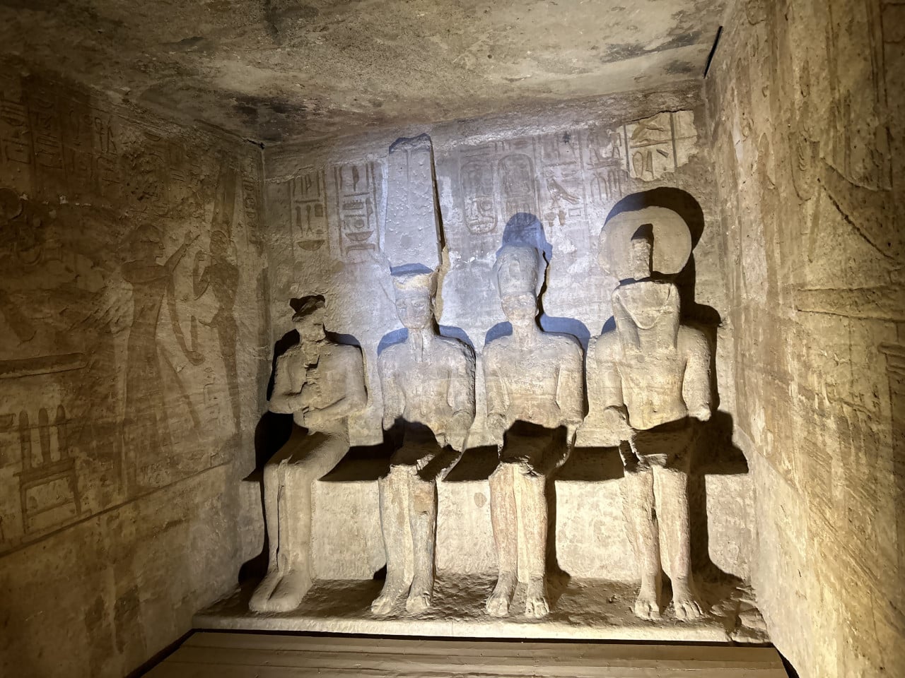 Sochy čtyř sedících egyptských božstev ve skalní svatyni Abu Simbel