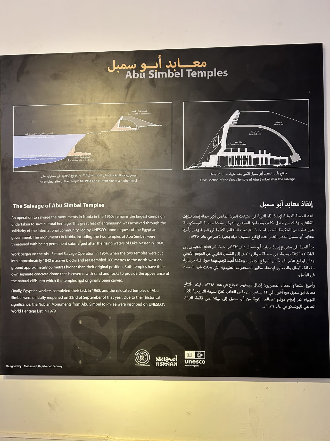 Informační panel Abu Simbel Temples s diagramy a textem o záchraně chrámu
