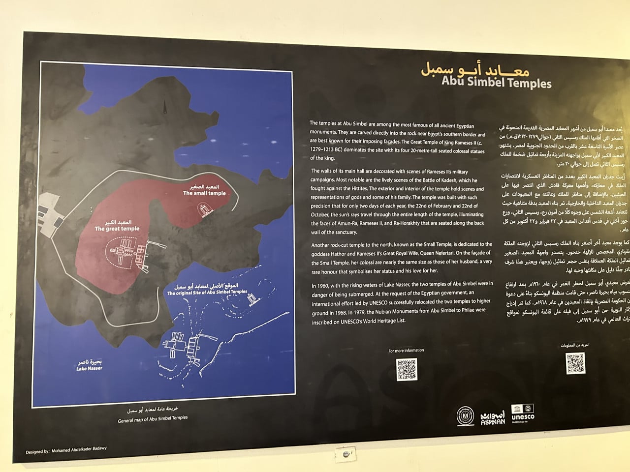 Informační panel s mapou chrámů Abu Simbel a textem v angličtině a arabštině