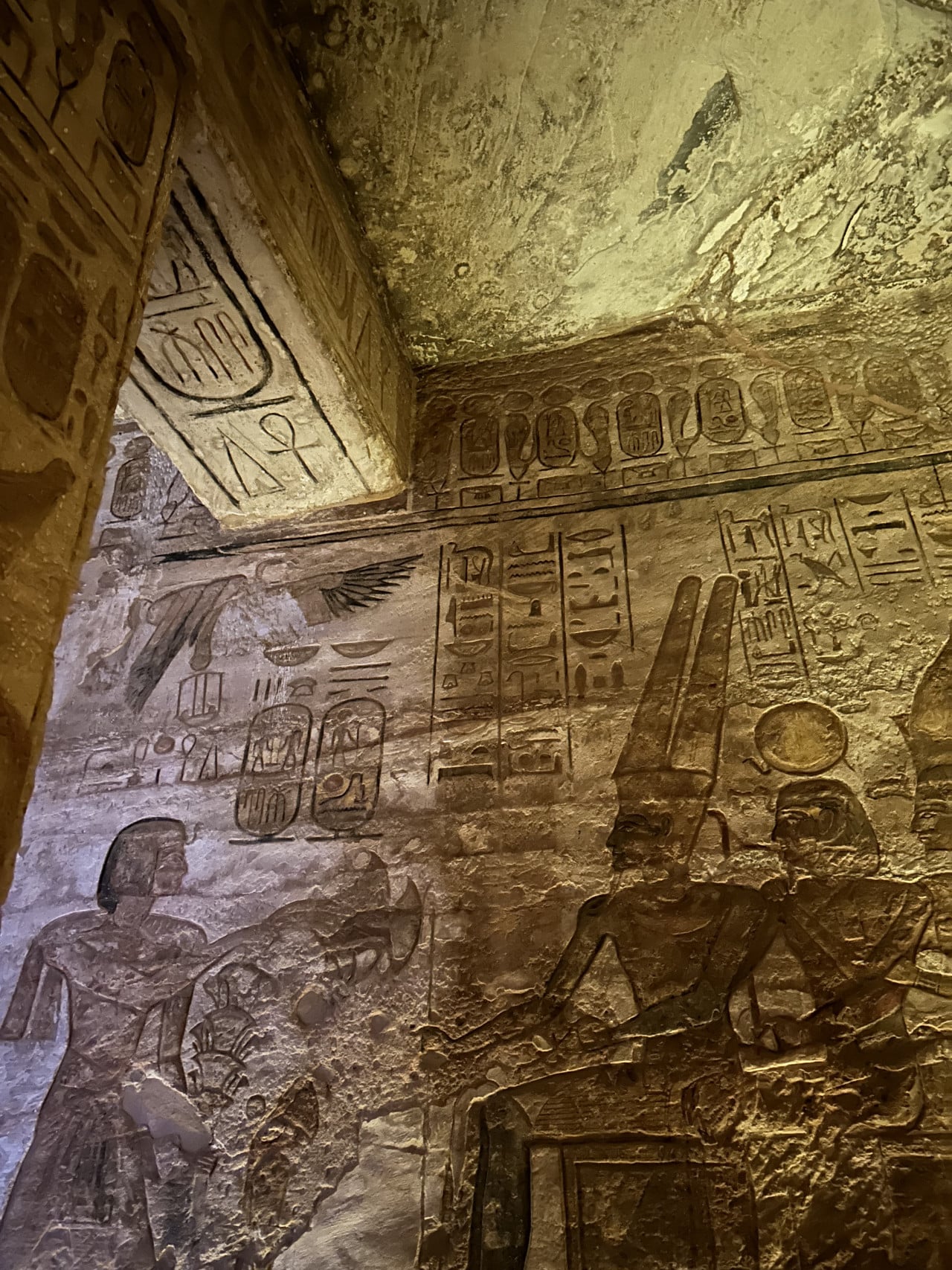 Detail staroegyptských reliéfů a hieroglyfů na stěně chrámu Abu Simbel