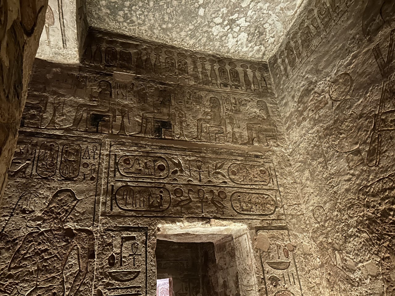 Reliéfní stěny s egyptskými hieroglyfy v chrámové komnatě Abu Simbelu