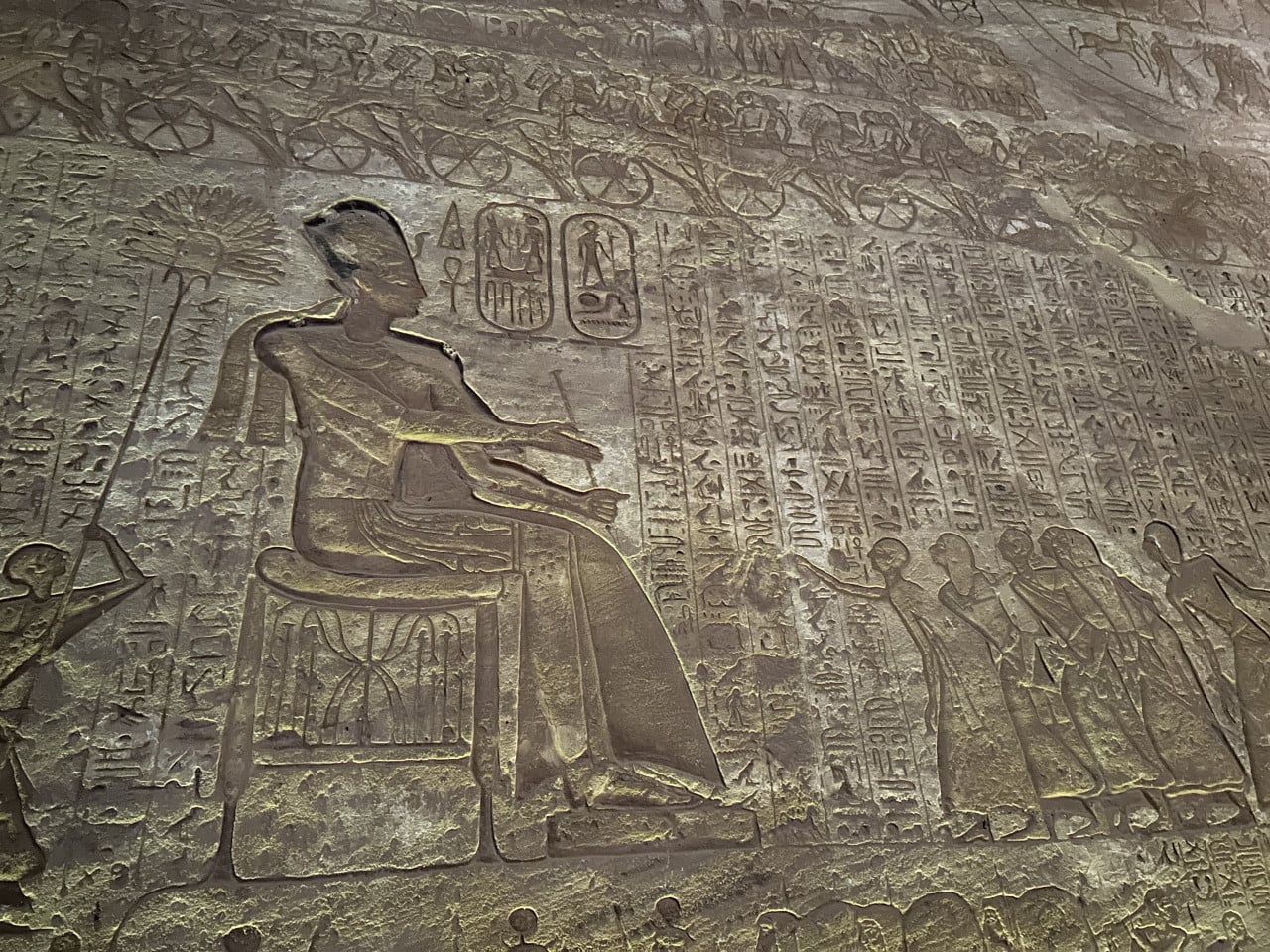 Reliéf s egyptskou postavou a hieroglyfy na stěně chrámu Abu Simbel