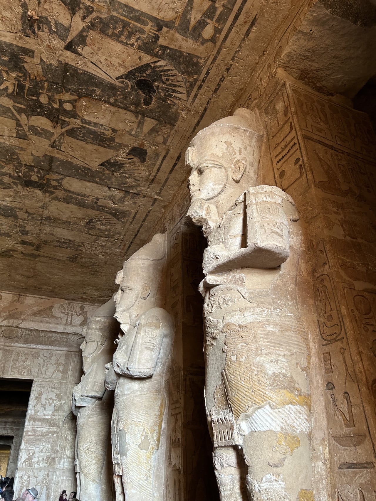Interiér chrámu Abu Simbel se sochami a hieroglyfy na stěnách i stropě