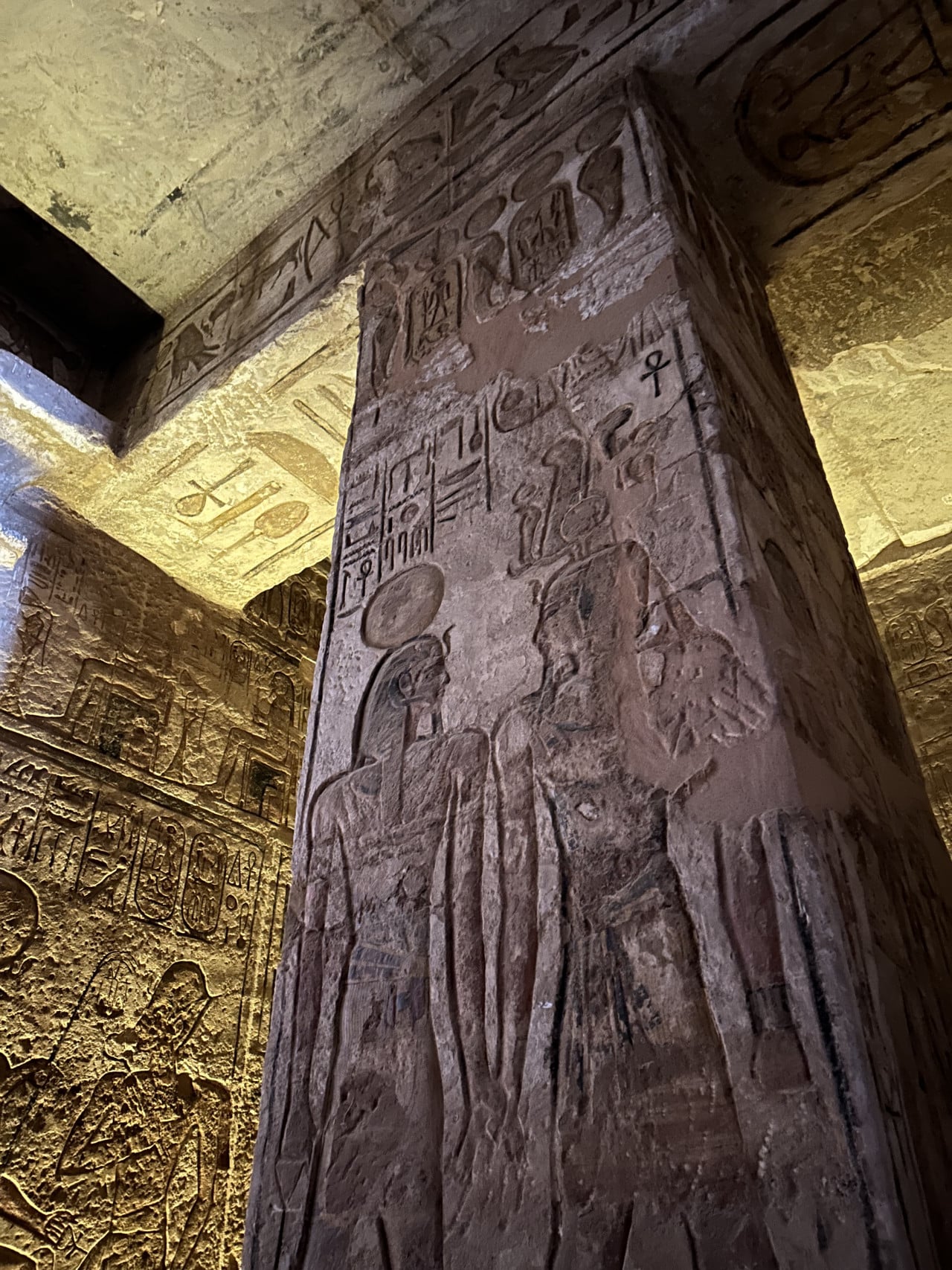 Vytesaný egyptský sloup s hieroglyfy a reliéfy v chrámové síni Abu Simbelu