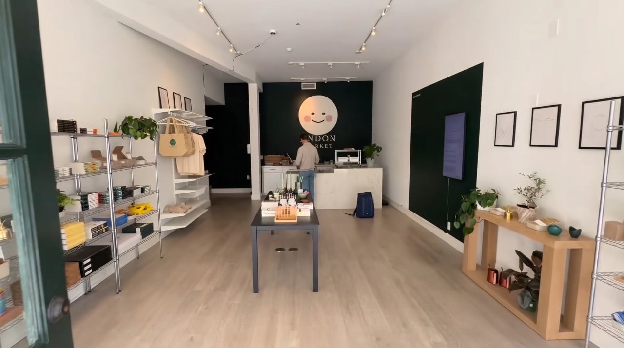 Celý kamenný obchod řídí AI včetně najímání lidí. Co se pokazilo hned první den?