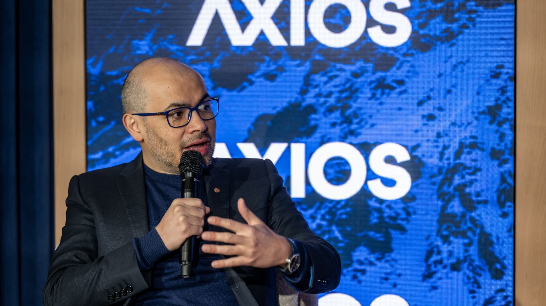 Demis Hassabis v Davosu na pódiu Axiosu.