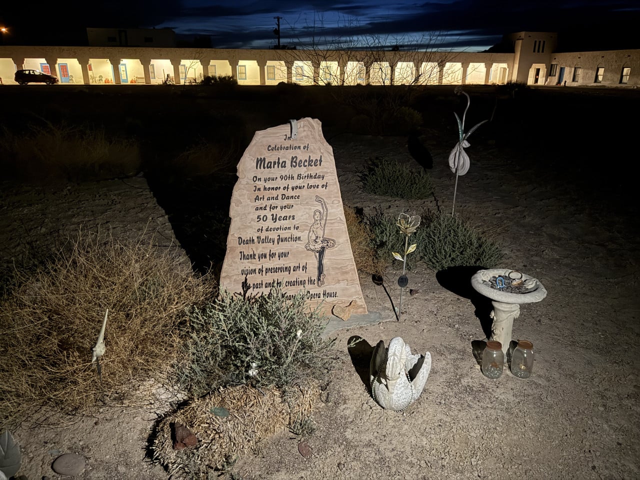 Noční exteriér Amargosa Opera House s pamětním kamenem Marty Becket.