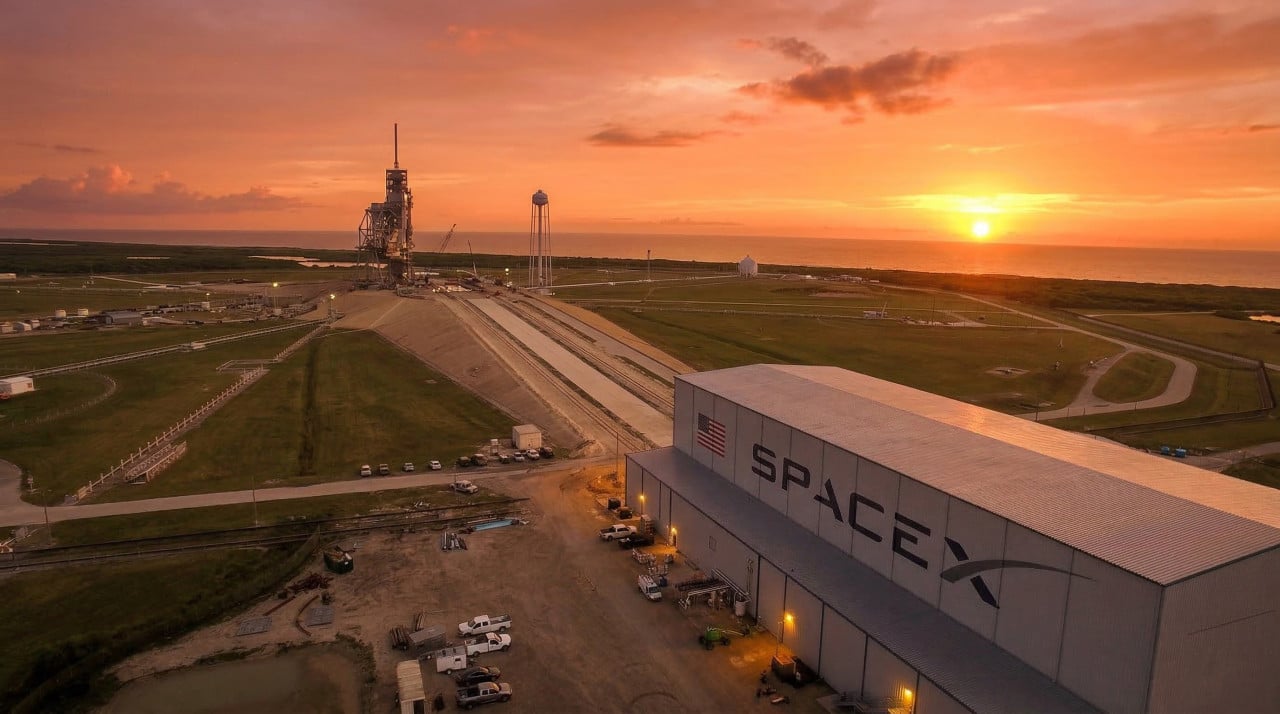 Amazon podal stížnost na snahu SpaceX vypustit přes milion AI satelitů
