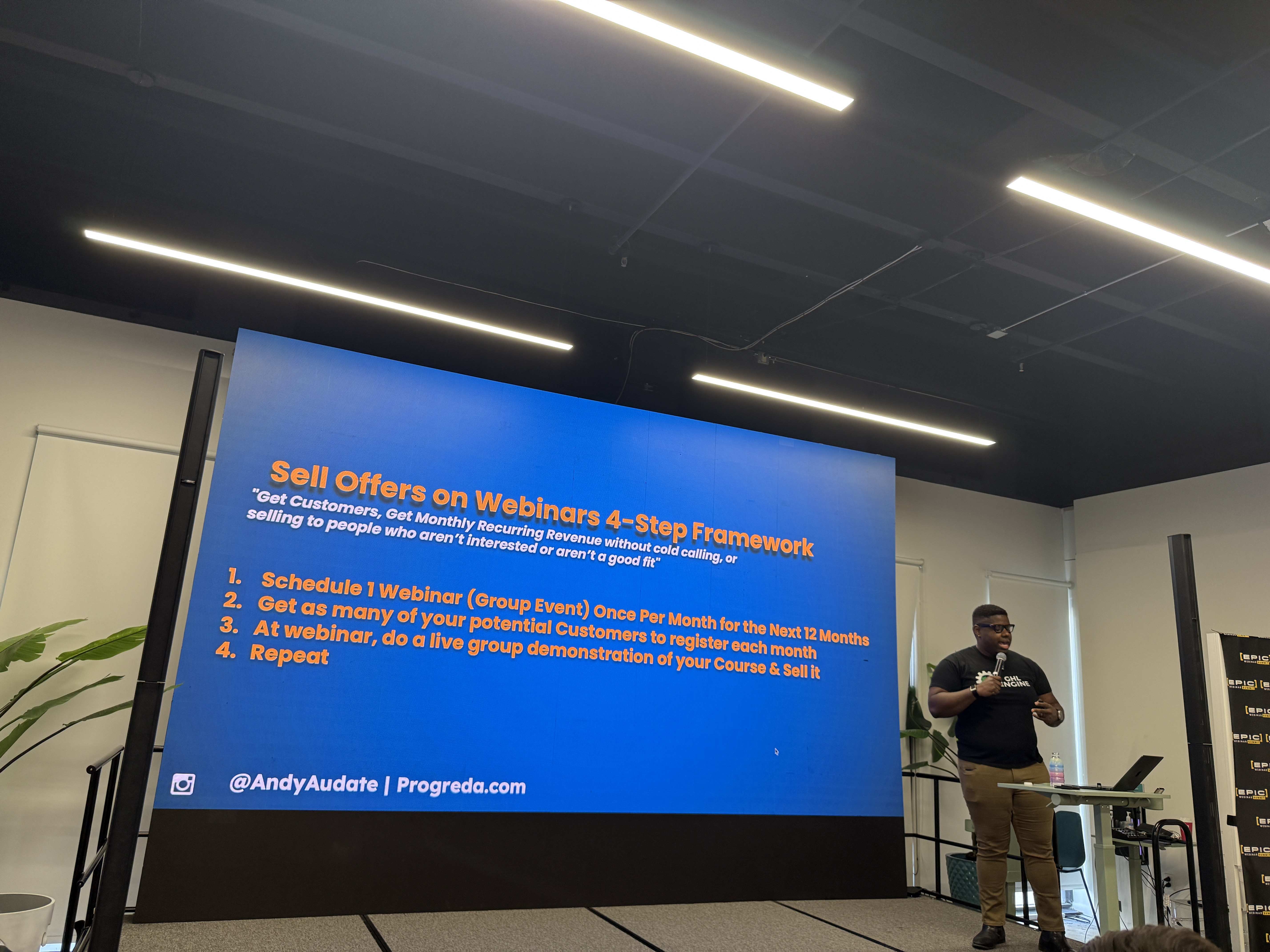 Prezentující u obrazovky se slide Sell Offers on Webinars 4-Step Framework