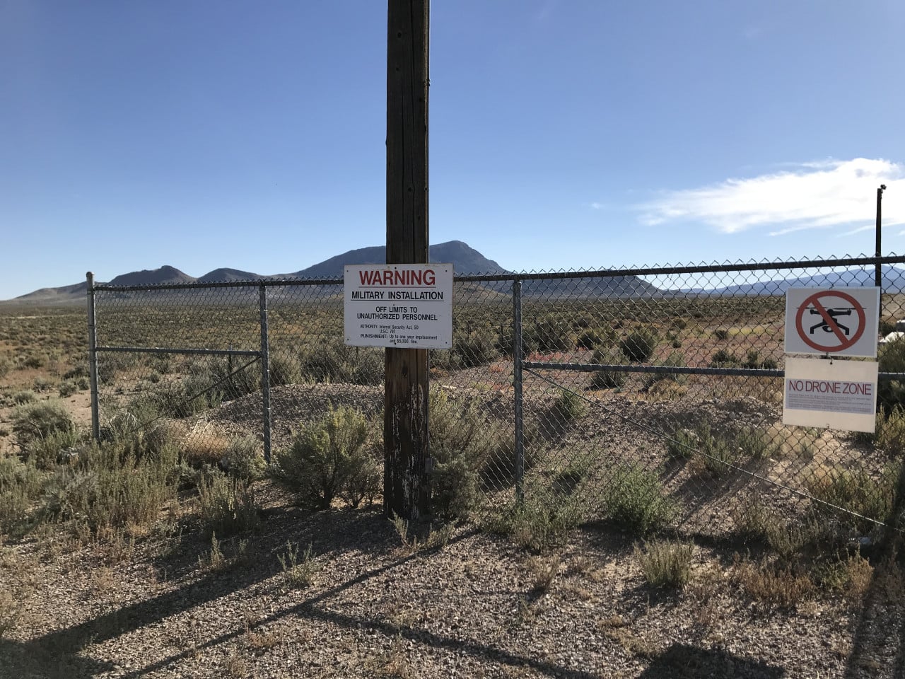 Plot u Area 51 s výstražnými cedulemi a zákazem dronů v nevadské poušti