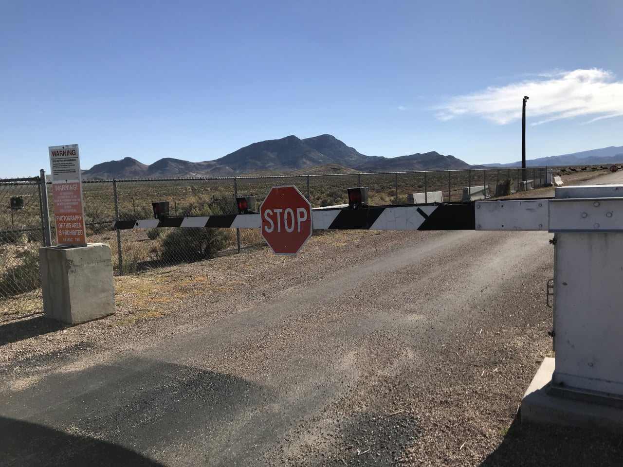 Závora a STOP značka u vstupu do Area 51 v nevadské poušti.