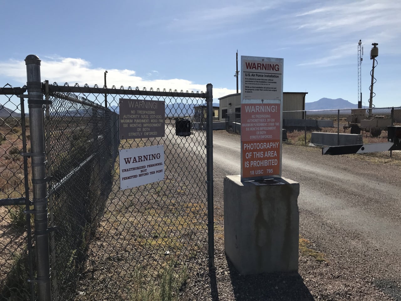 Plot u vstupu s varovnými cedulemi u Area 51 v nevadské poušti