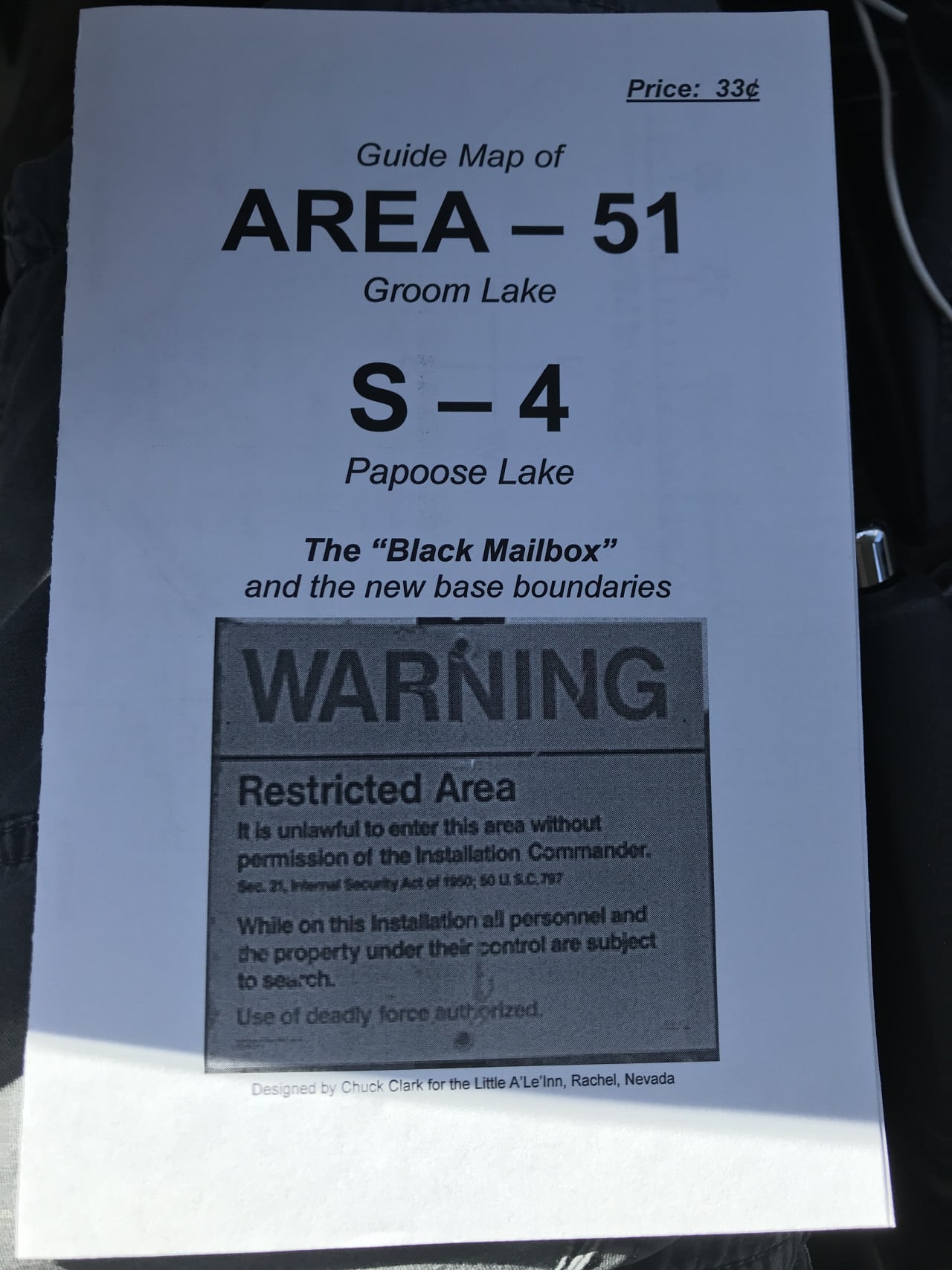 Průvodce Area 51 s varováním Restricted Area a cenou 33 centů