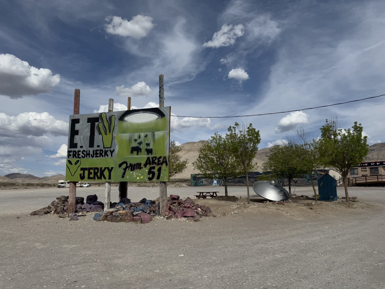 Cedule E.T. Fresh Jerky v poušti, vesmírný motiv a satelitní anténa u Rachel, Nevada