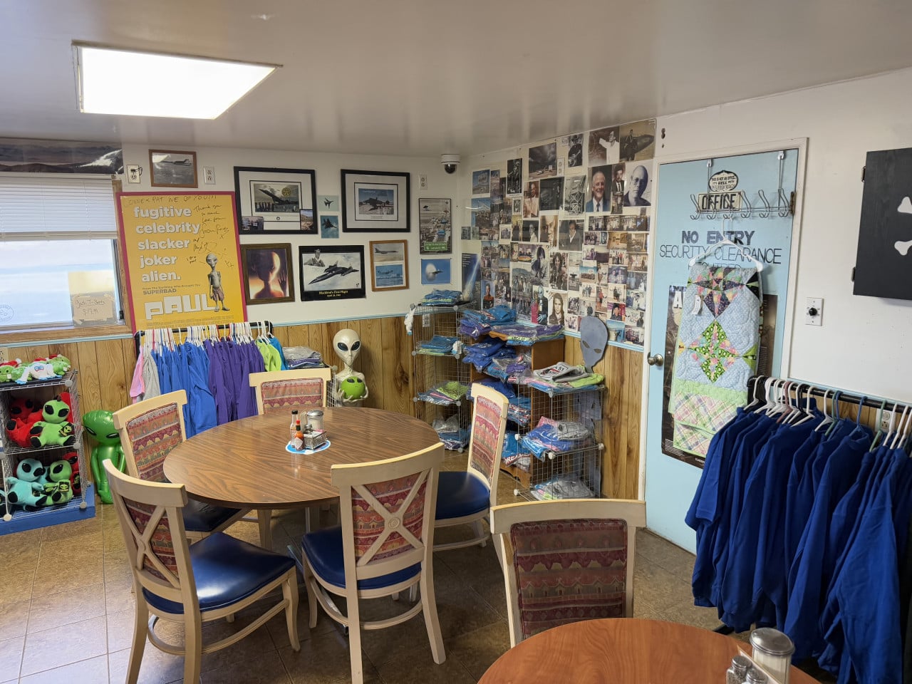 Suvenýrový obchod s Area 51 tričky, plakáty a mimozemskými hračkami.