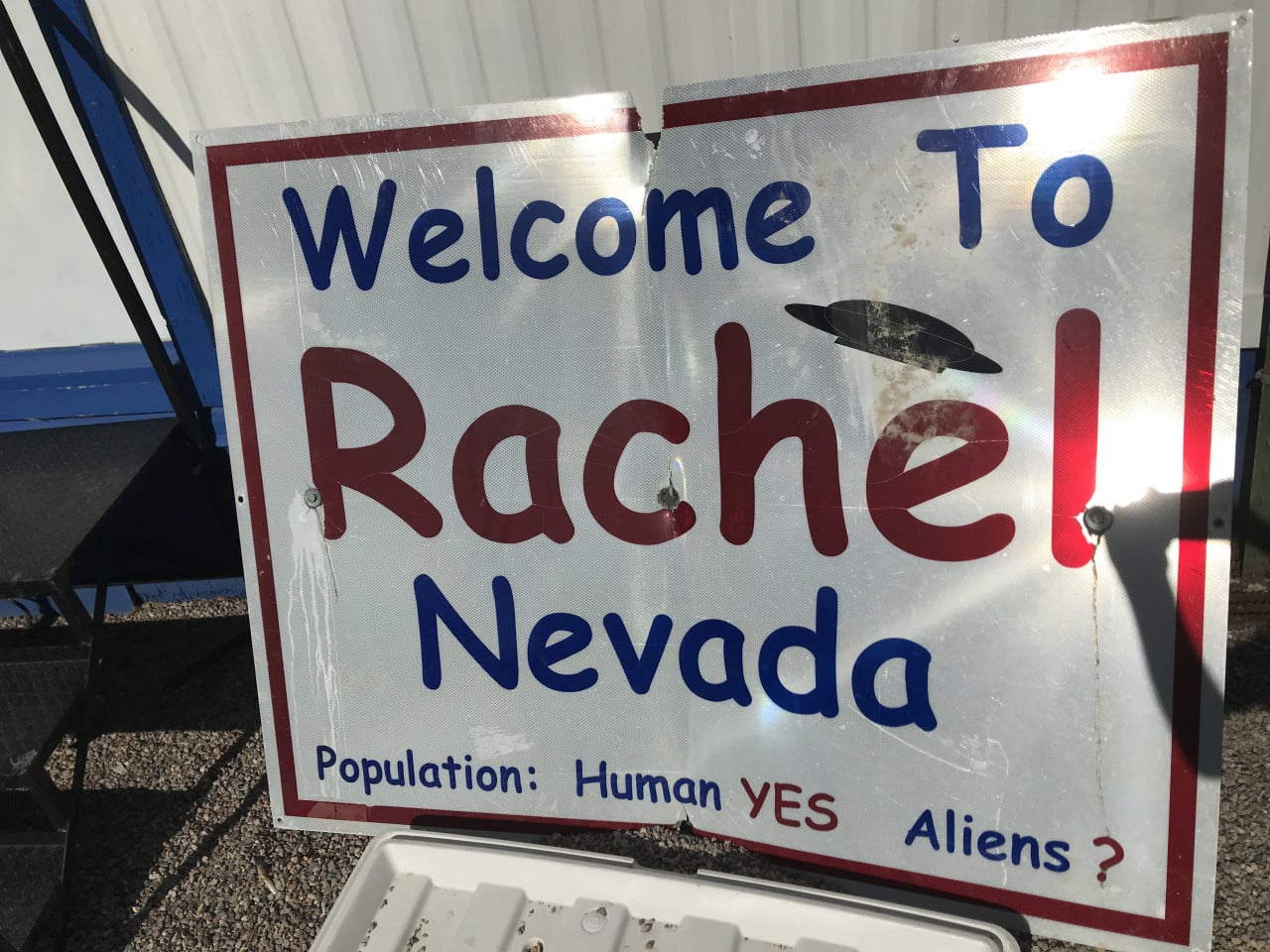 Cedule Welcome to Rachel Nevada s textem Population: Human YES Aliens? a UFO ikonou