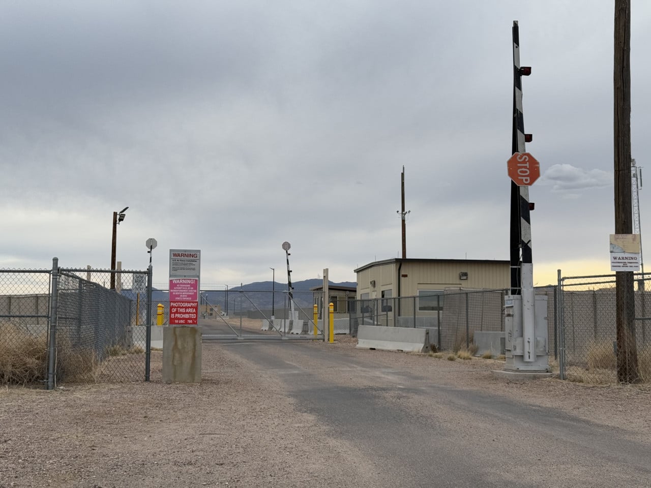 Vstupní brána k Area 51, oplocení, STOP cedule a varovné tabule v poušti