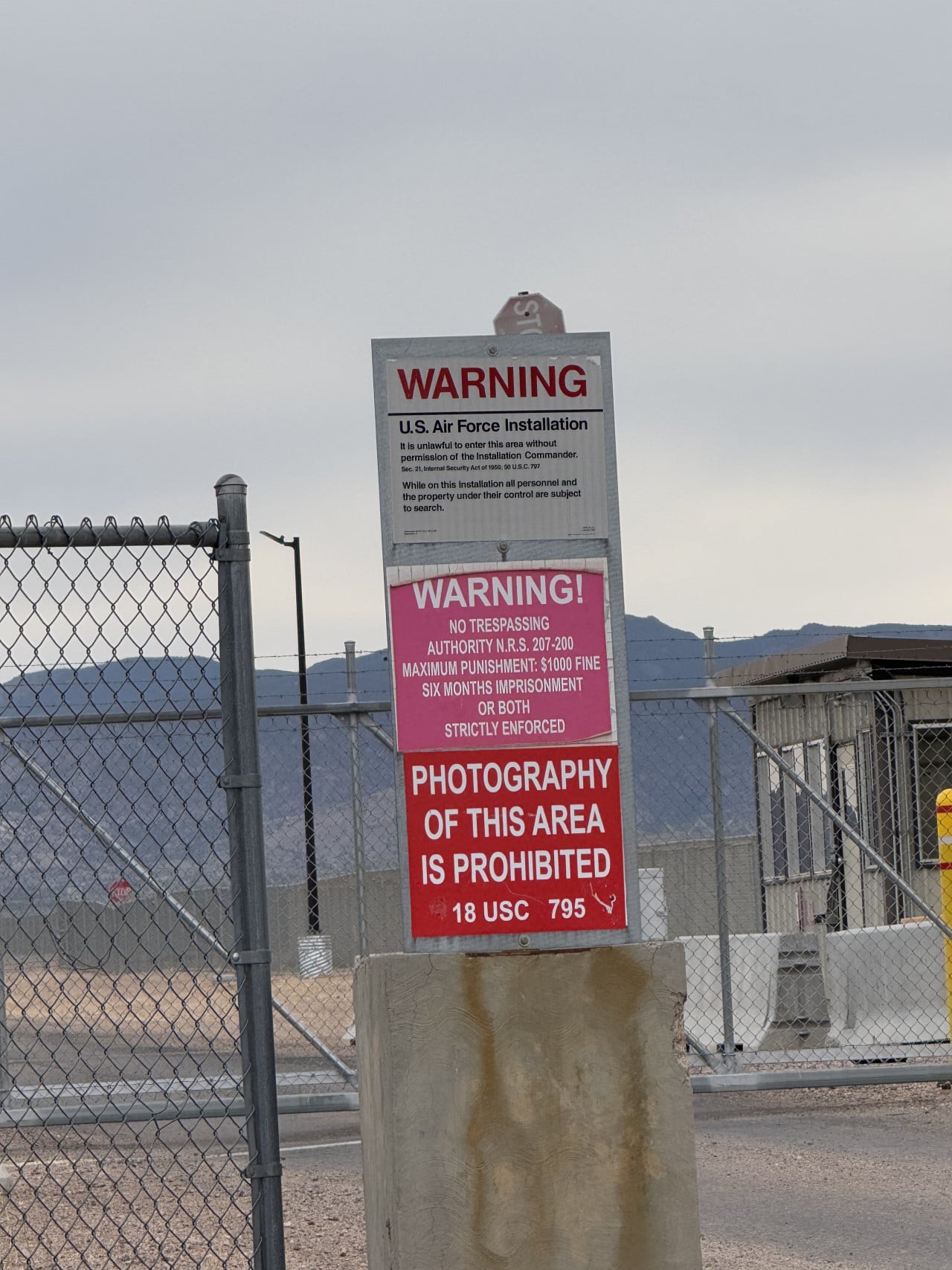 Varovné cedule u plotu základny Area 51 v poušti Nevady