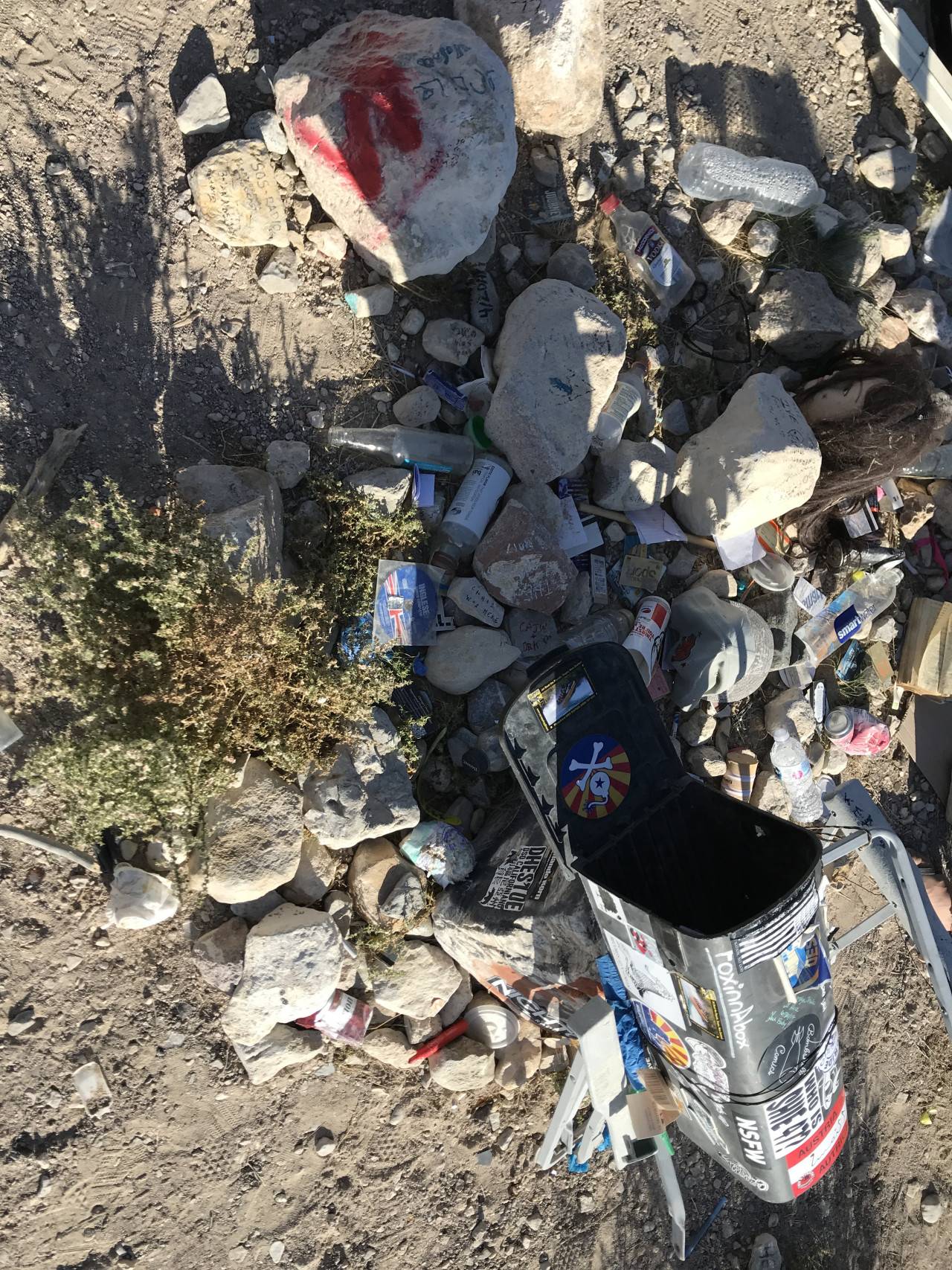 Kamenná svatyně s graffiti, lahvemi a plechovkami v poušti u Area 51