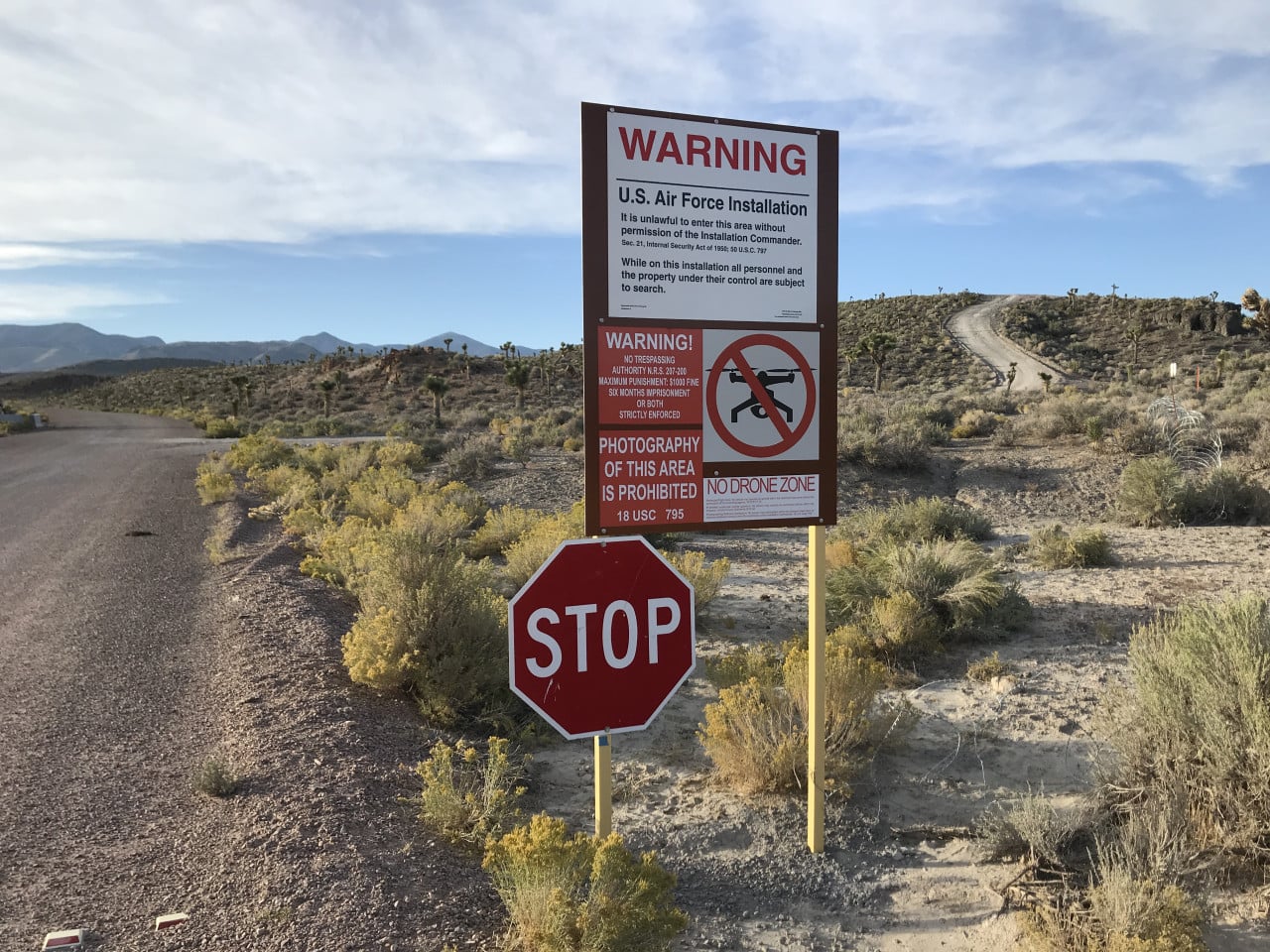 Varovné značky STOP u cesty k Area 51 v nevadské poušti