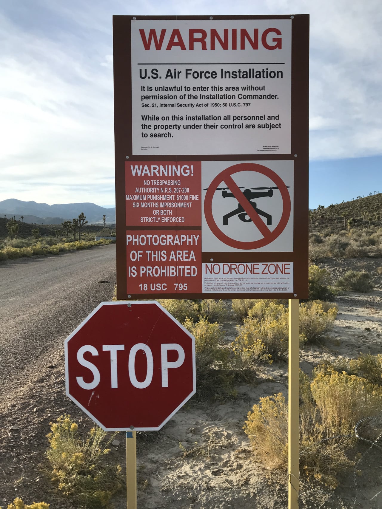 Varovné cedule u Area 51, STOP a zákaz fotografování v poušti v Nevadě