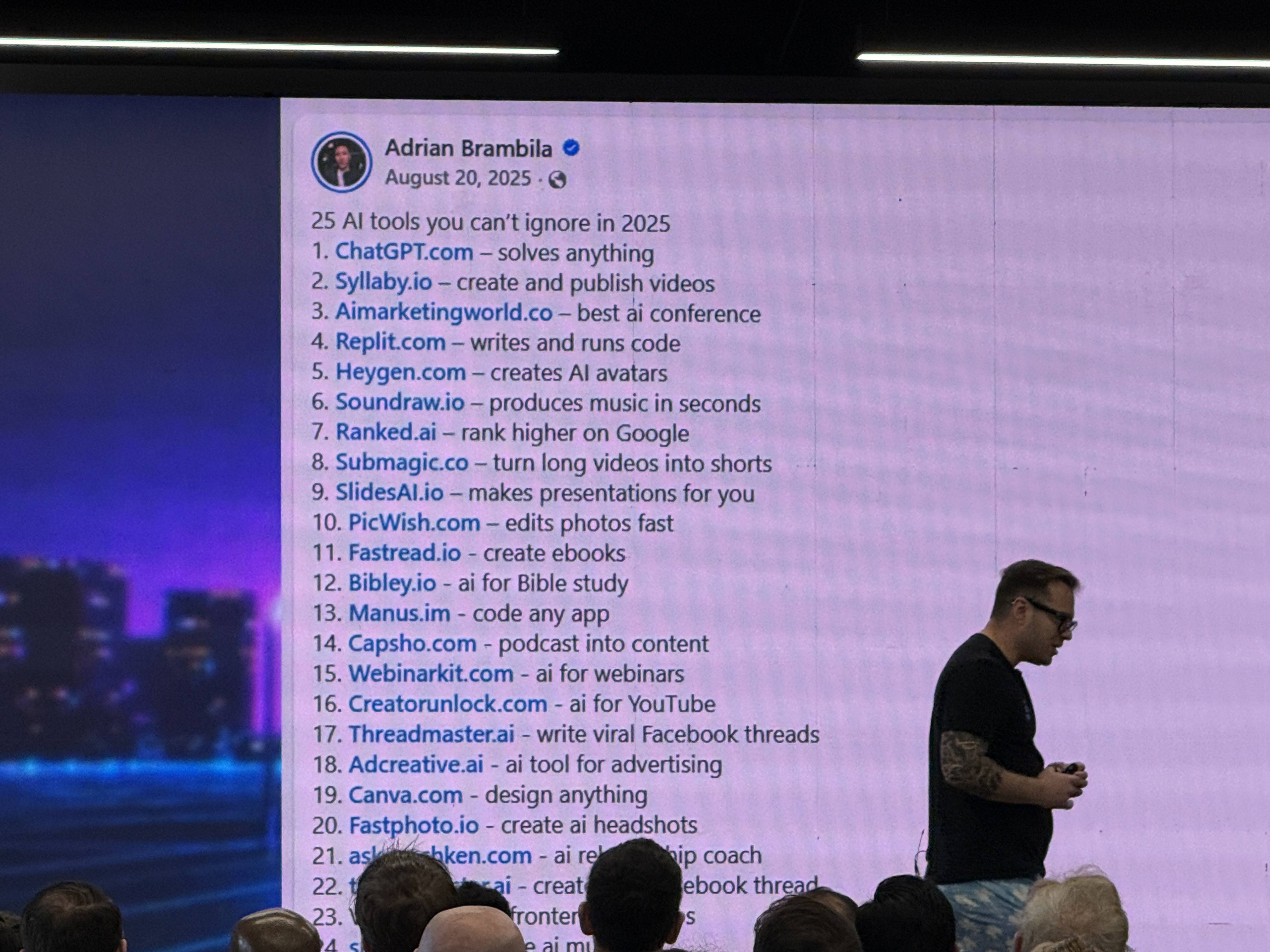 Prezentace 25 AI tools you can’t ignore in 2025, řečník na pódiu