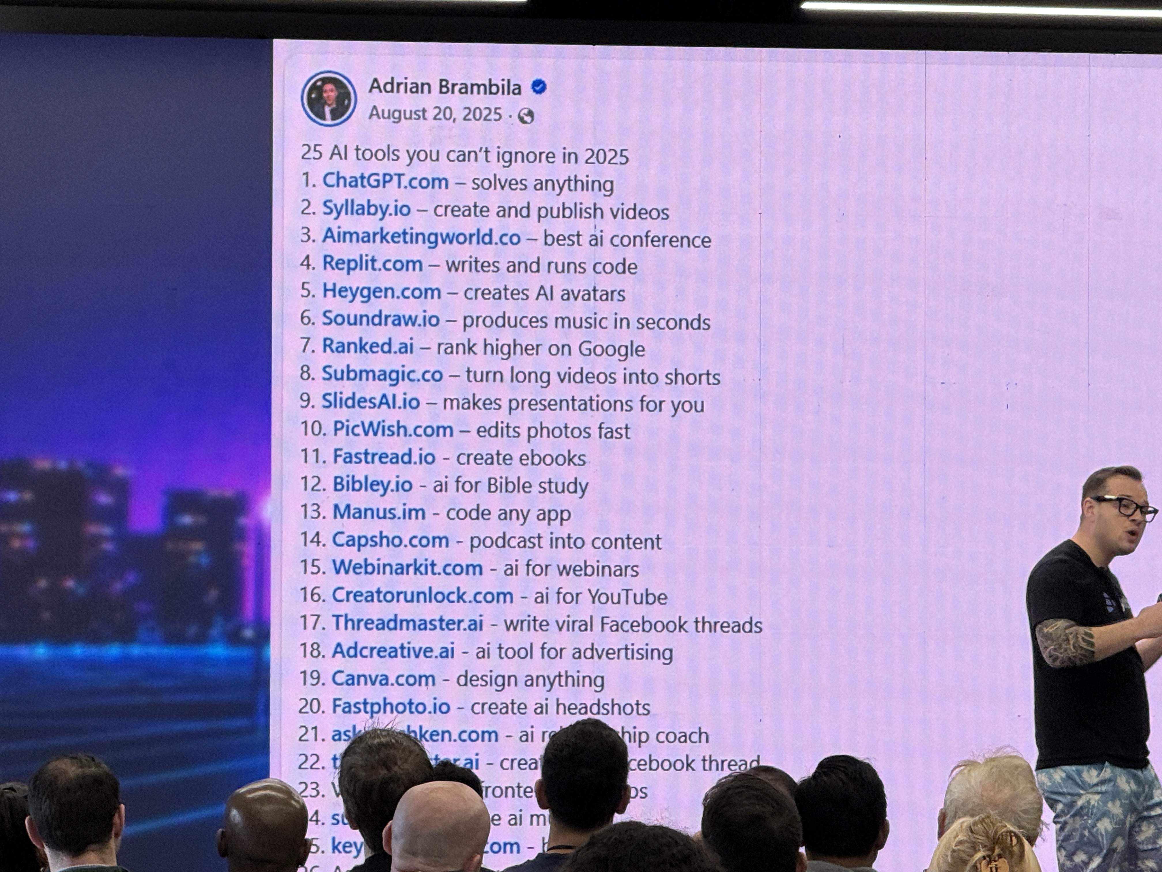 Prezentace se snímkem 25 AI tools you can’t ignore in 2025, publikum, řečník