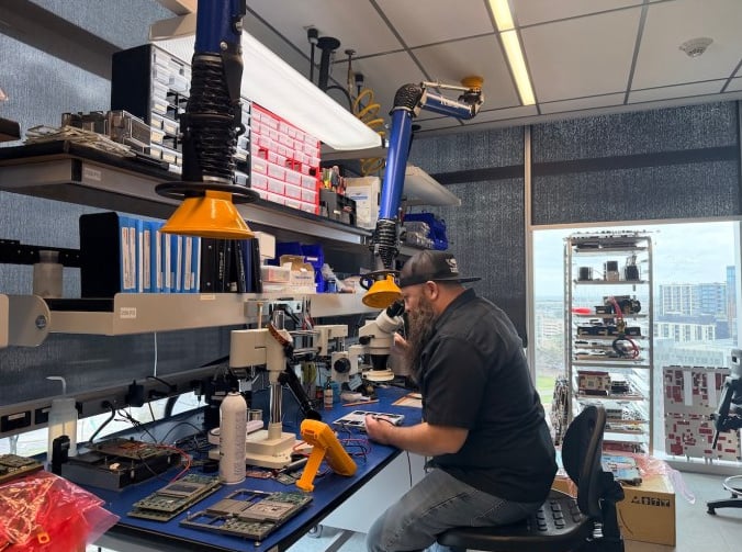 Svařovací stanice.