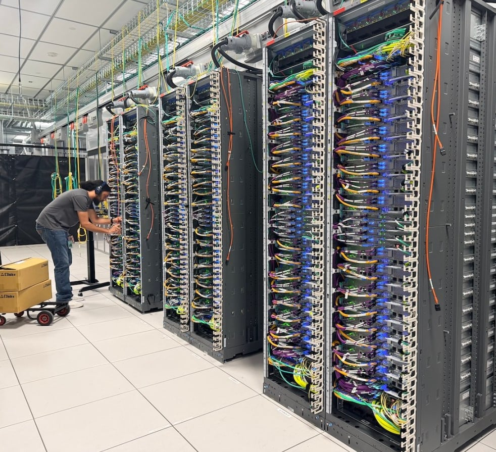 Uvnitř laboratoře AWS, kde se rodí pokročilé čipy pro AI