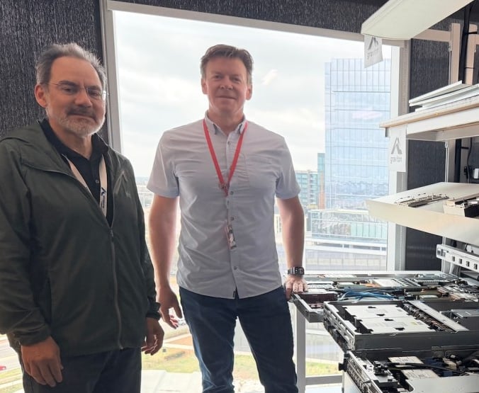 Vedoucí laboratoře AWS Chip Mark Carroll a Kristopher King