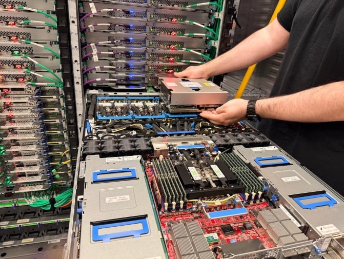 Deska racku s komponenty.