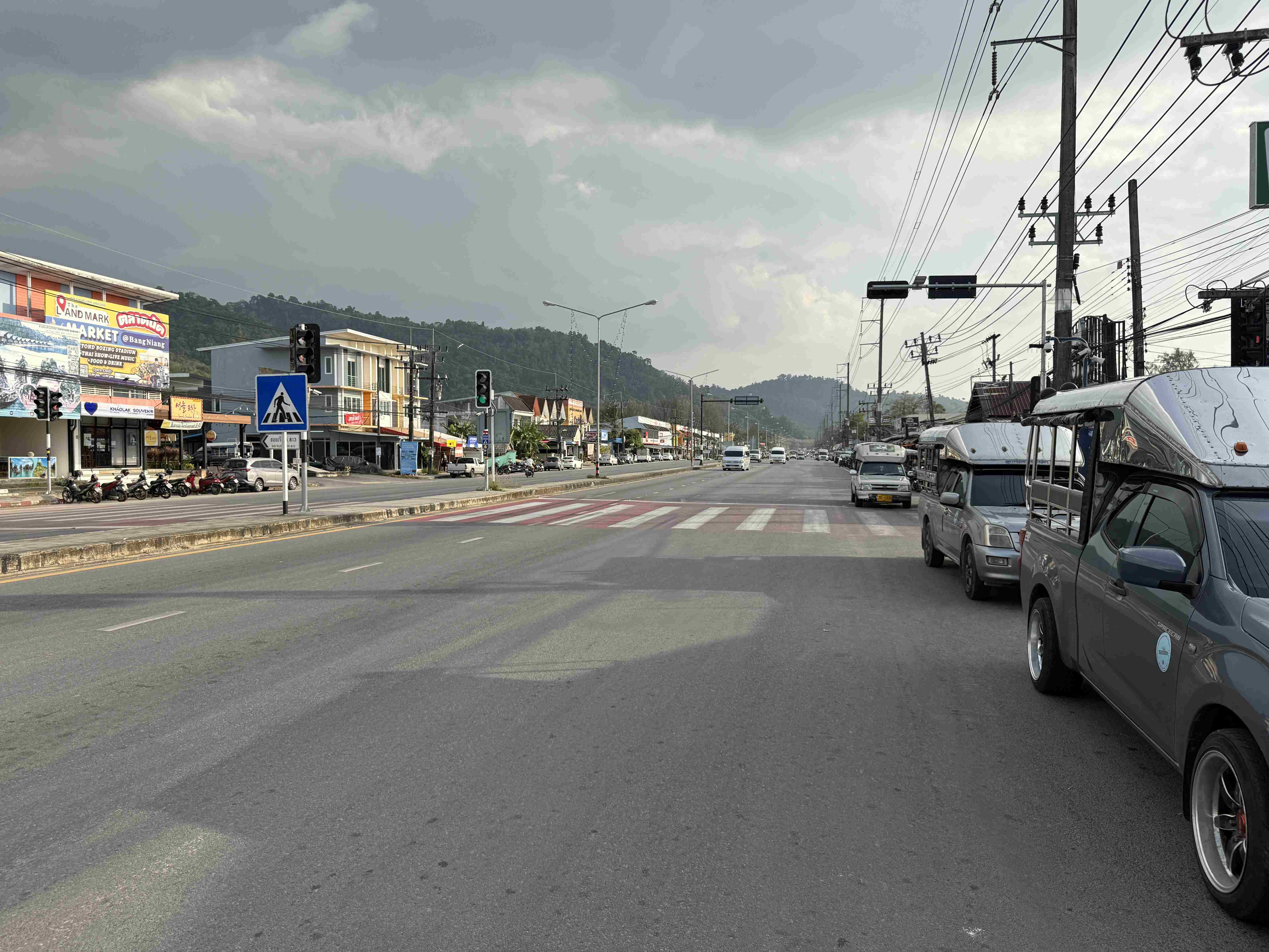 Silnice u Bang Niang, zebra, auta a cedule LAND MARK MARKET BangNiang