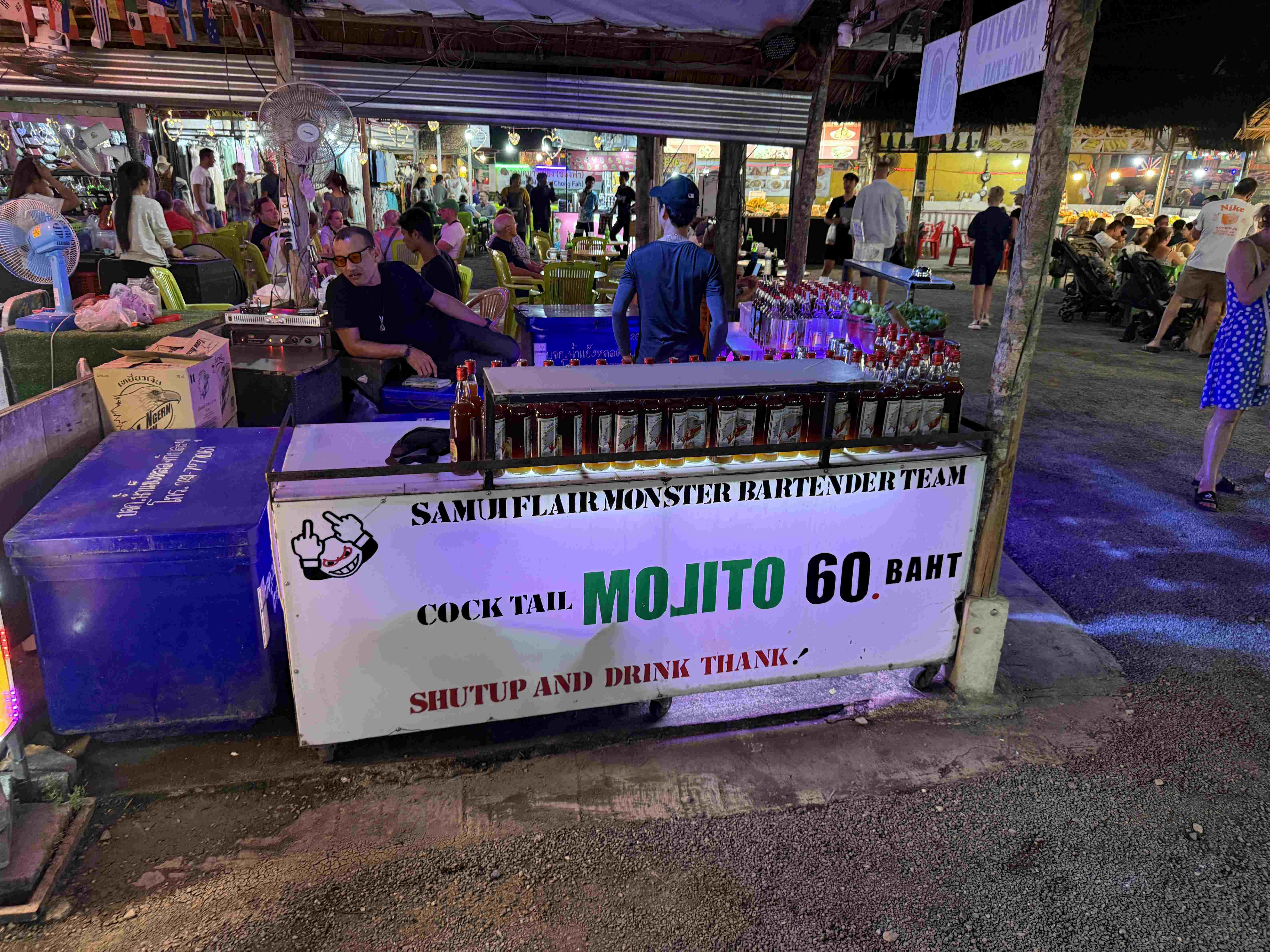 Stánek s lahvemi, nápis COCK TAIL MOJITO 60 BAHT, Bang Niang Market